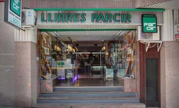 Fachada exterior de la libreria Llibres Parcir en Manresa