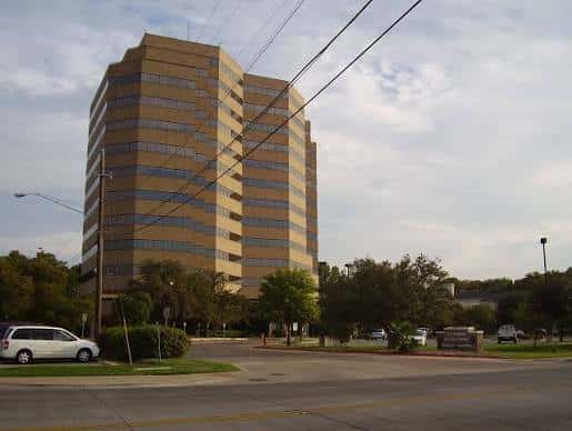 Vista exterior completa del One Texas Center en Austin