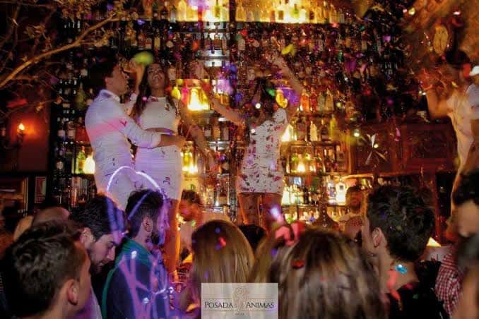 Grupo celebrando en el interior de La Posada con confeti y ambiente festivo