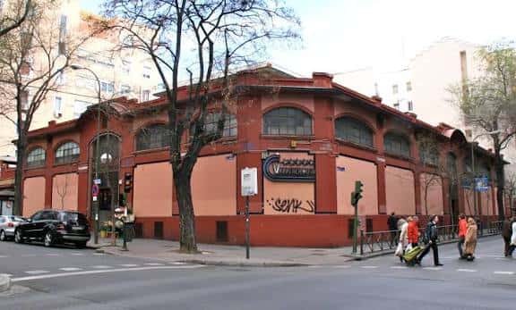 Fachada exterior del Mercado de Vallehermoso con su característica arquitectura roja y arcos