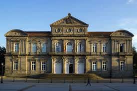 Fachada principal del Palacio de la Diputación de Pontevedra al atardecer