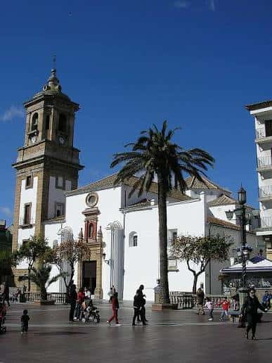 Vista diurna de la Iglesia de Nuestra Señora de la Palma en Algeciras con su torre y plaza