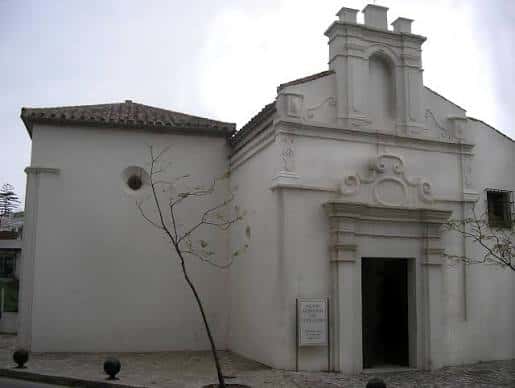 Vista exterior de la fachada principal de la Capilla del Santo Cristo de la Alameda