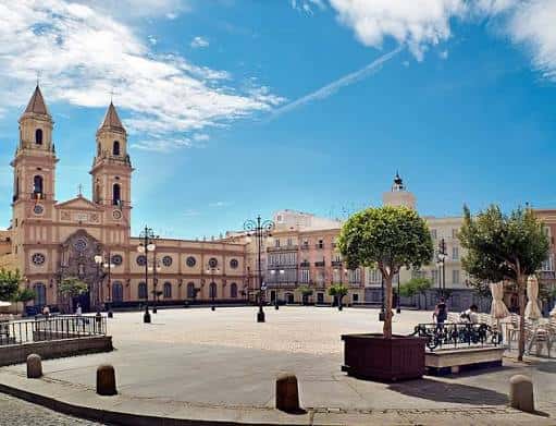Plaza de San Antonio bajo cielo azul con árboles y bancos en el espacio público