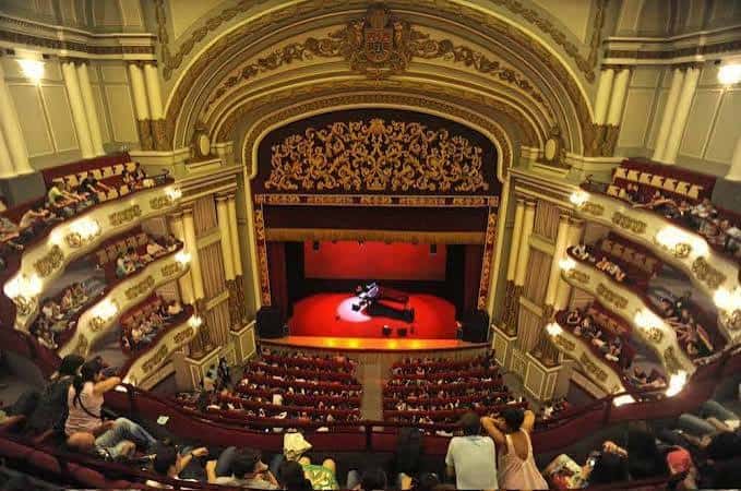 Interior del teatro durante un evento con público en las gradas