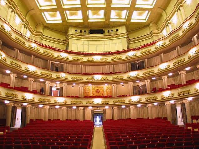 Interior del auditorio con techo decorado y múltiples niveles de palcos