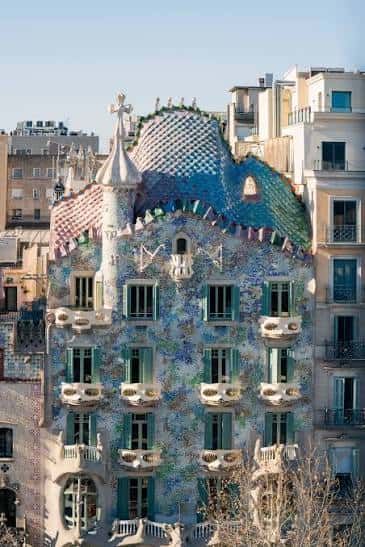 Fachada principal de la Casa Batlló con su característica cubierta de cerámica y balcones
