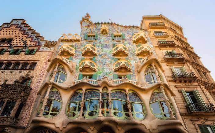 Detalle arquitectónico de la fachada mostrando las ventanas curvas y el diseño orgánico
