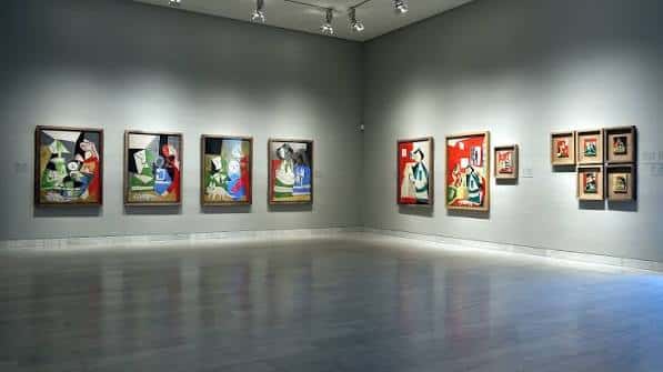 Sala de exposiciones con obras cubistas de Picasso enmarcadas