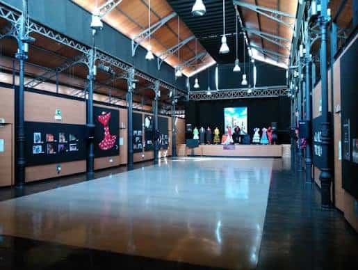 Vista interior del salón principal con suelo de baile y estructura metálica
