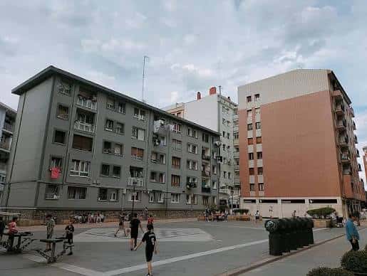 Pista de educación vial con niños jugando y señalización en el suelo