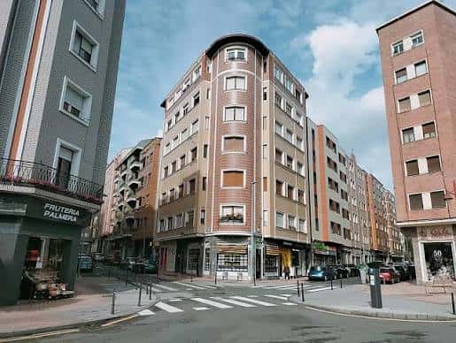 Calle con paso de peatones y edificios residenciales en Baracaldo