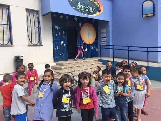 Grupo de alumnos infantiles frente a la entrada del Planetario escolar