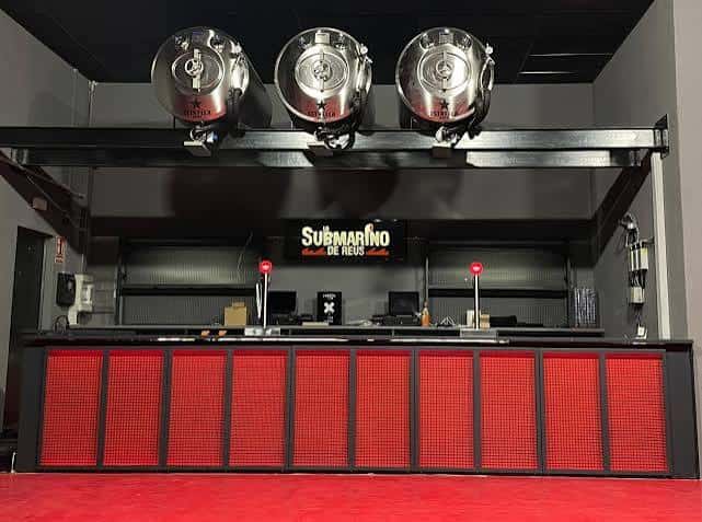 Bar principal del local con iluminación roja y logo de Lo Submarino