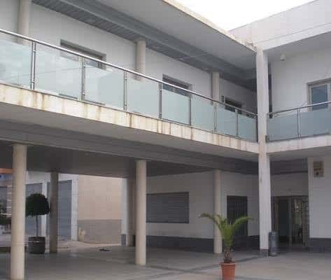 Vista del patio interior con columnas y pasarelas de cristal