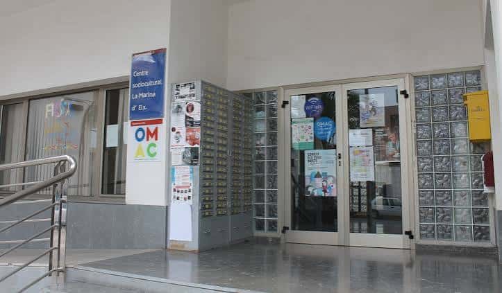 Entrada principal del Centro Sociocultural La Marina con cartel identificativo