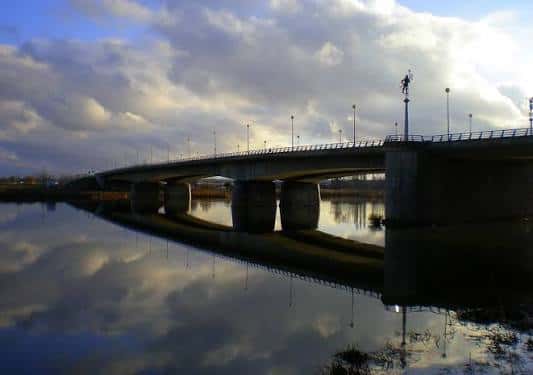 Puente de los Tres Árboles al atardecer con reflejo en el río Duero