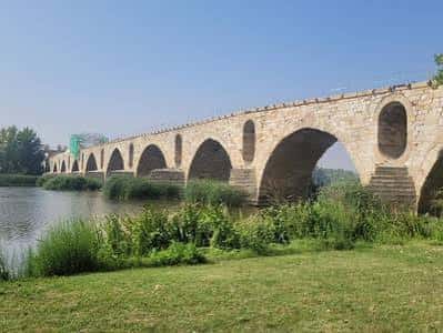 Vista panorámica del Puente de los Tres Árboles sobre el río Duero