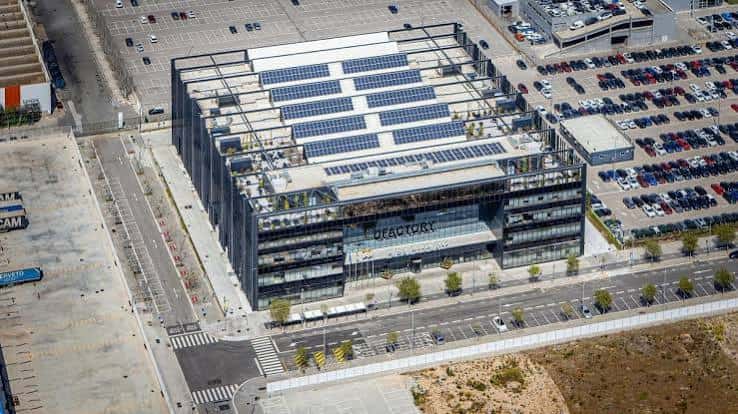 Vista aérea del complejo DFactory con paneles solares en el techo