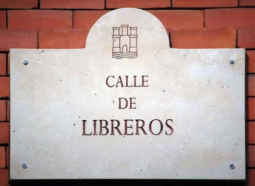 Placa identificativa de la calle en primer plano