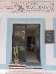 Fachada exterior de Taquería del Sur con entrada abierta y decoración colorida