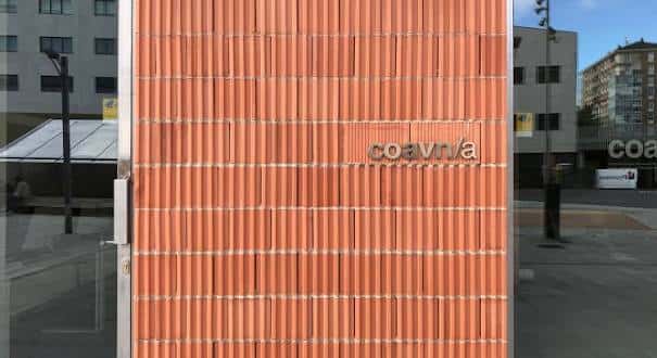 Fachada de ladrillo con el logotipo 'coavn/a' del Colegio Oficial de Arquitectos Vasco Navarro en Álava