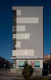 Vista exterior del edificio sede del COAVN Álava con fachada gris y detalles arquitectónicos