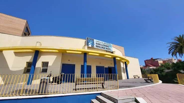 Fachada exterior del Complejo Deportivo Guillermo Molina bajo cielo despejado
