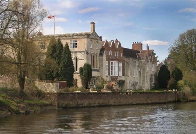 Vista panorámica del Palacio de Bishopthorpe desde el río Ouse