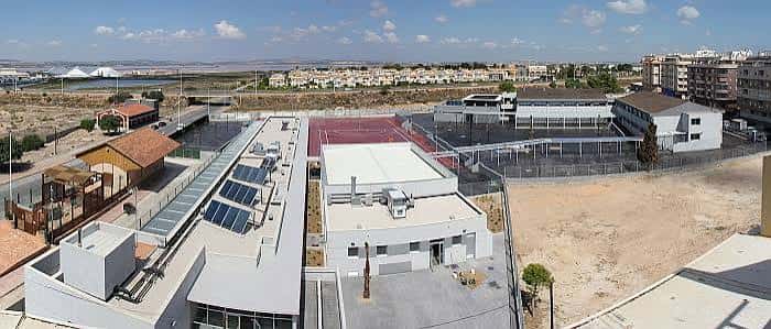 Vista aérea del CEIP El Acequión mostrando las instalaciones deportivas y el edificio principal