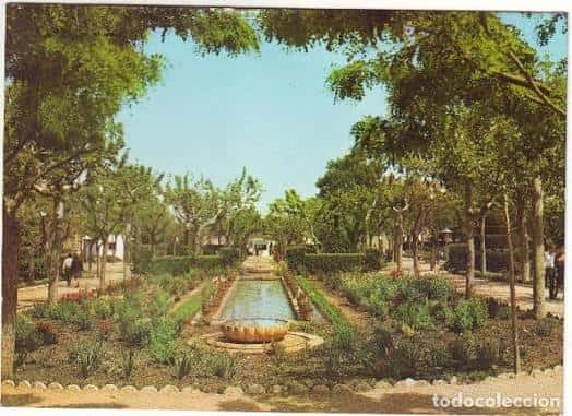 Vista panorámica del Parque López de Ayala con sendero central y fuente ornamental