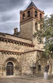 Fachada histórica de la Iglesia de San Juan Bautista en el Parque López de Ayala