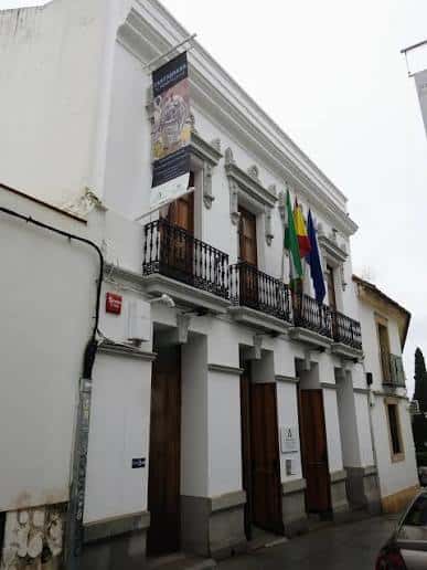 Fachada principal del Teatro Cómico Principal en Córdoba con balcones y banderas