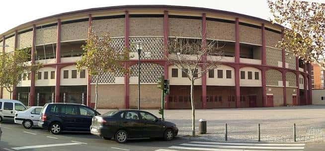 Vista exterior del Centro Cívico Poniente Sur con su fachada de ladrillo y estructura curva