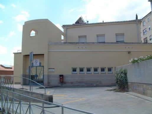 Vista exterior del Centre Cívic Selves i Carner con fachada beige y rampa de acceso
