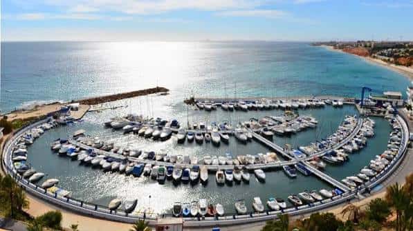 Vista aérea del puerto deportivo y la costa de Orihuela