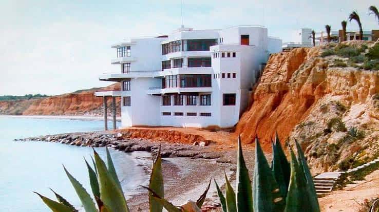 Fachada del club náutico construido sobre acantilado junto al mar