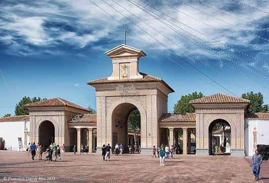 Entrada principal de la Puerta de Hierros durante un evento con personas transitando