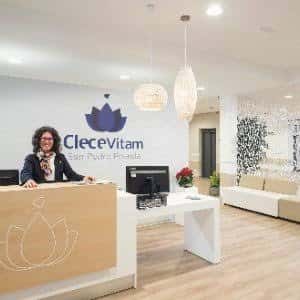 Recepción moderna con personal atendiendo y logotipo de la residencia