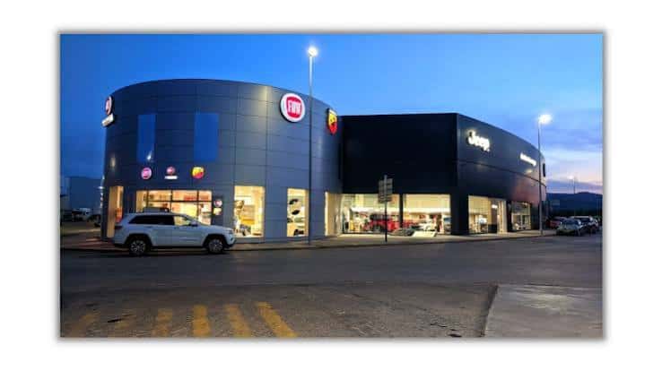 Fachada exterior del concesionario Autos Auringis en Jaén al atardecer
