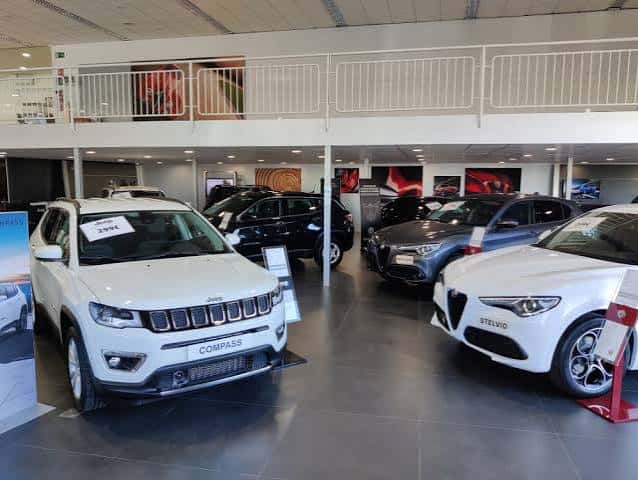 Interior del showroom con vehículos expuestos y diseño moderno
