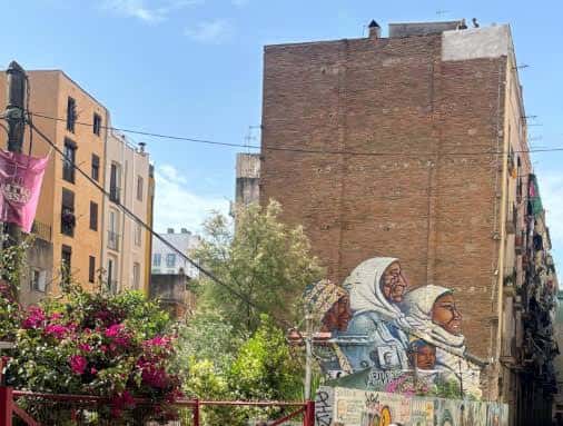 Fachada exterior del edificio de Ateneu l'Àgora con murales artísticos en la pared
