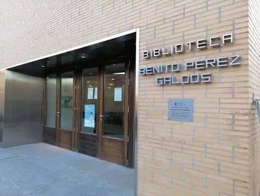 Entrada principal de la Biblioteca Municipal Benito Pérez Galdós con fachada de ladrillo y letrero metálico