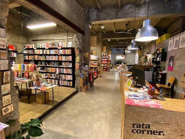 Vista general del interior de la librería Rata Corner mostrando el mostrador y las estanterías