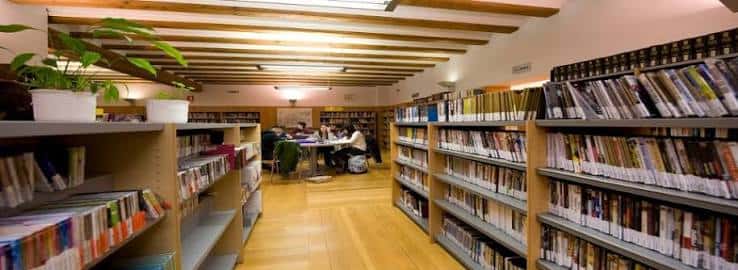 Interior moderno de la biblioteca con estanterías y zona de lectura