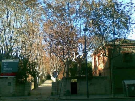 Entrada arbolada a un parque o zona verde en Badalona
