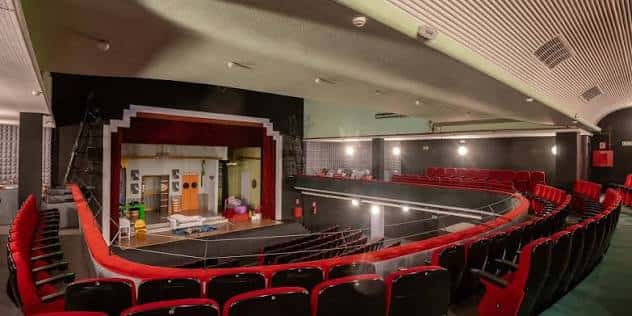 Plano panorámico del auditorio del Teatro Amaya con vista al escenario