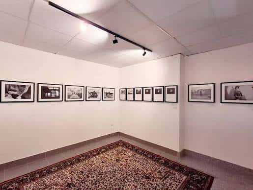Interior de la galería con exposición de fotografías en blanco y negro