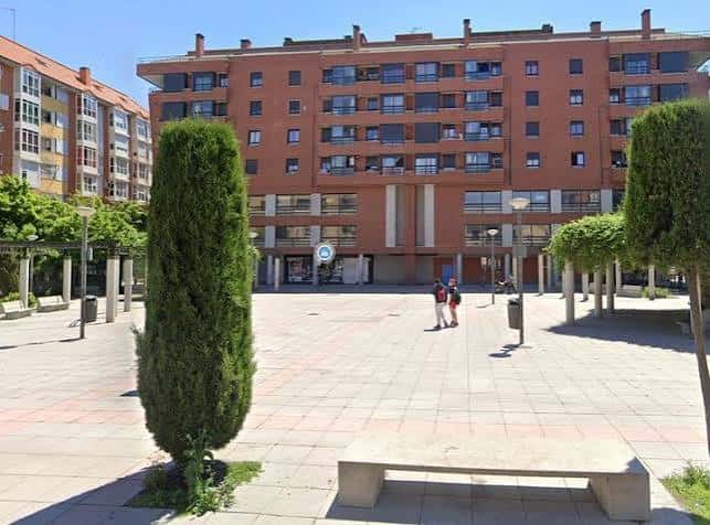 Vista general de la Plaza Adolfo Marsillach con edificios residenciales al fondo