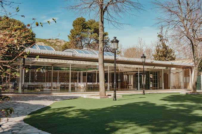 Vista exterior del Palacio Negralejo con su fachada clásica y jardines